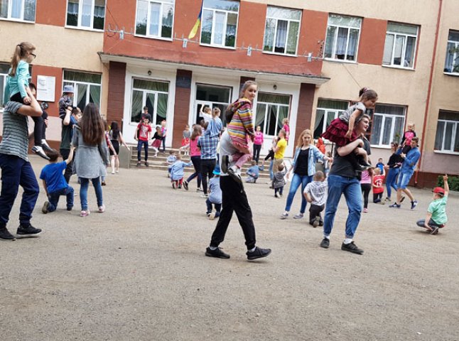Ужгородські випускники репетирують танцювальний флешмоб