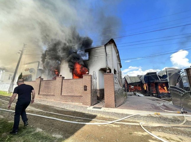 Одночасно горіли 4 будівлі та дві машини: на Закарпатті трапилась велика пожежа