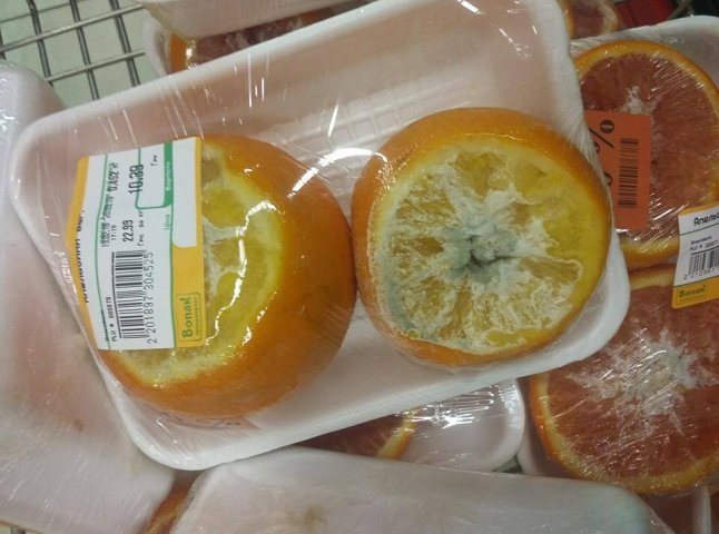 В одному із супермаркетів Ужгорода продають фрукти зі цвіллю