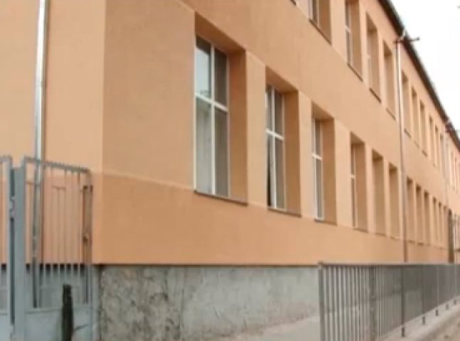 Через заблоковані кошти ніяк не відремонтують фасад ЗОШ №4 міста Мукачева (ВІДЕО)