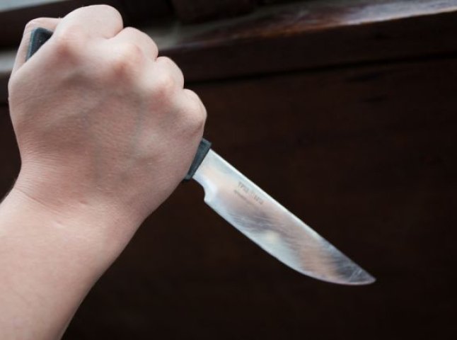 Патрульні опублікували відео затримання чоловіка, який з ножем у руках намагався проникнути у будинок мукачівки