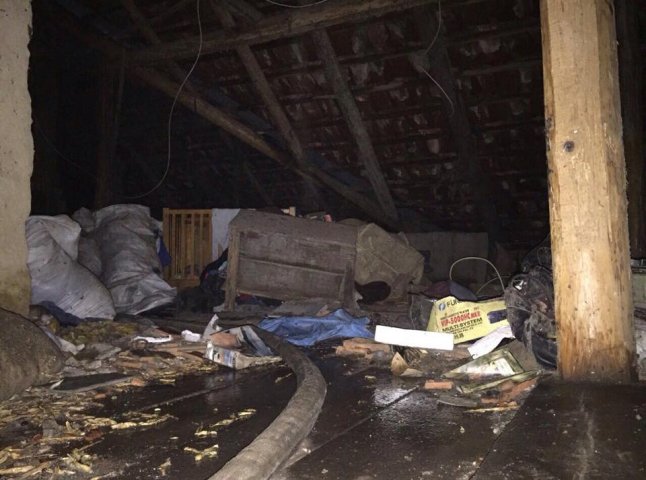 Мукачівські рятувальники врятували житловий будинок від повного знищення