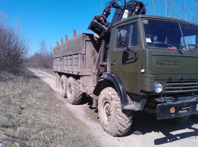 Неподалік Пістрялова правоохоронці затримали вантажівку з вирубаним лісом на 73 тисячі гривень