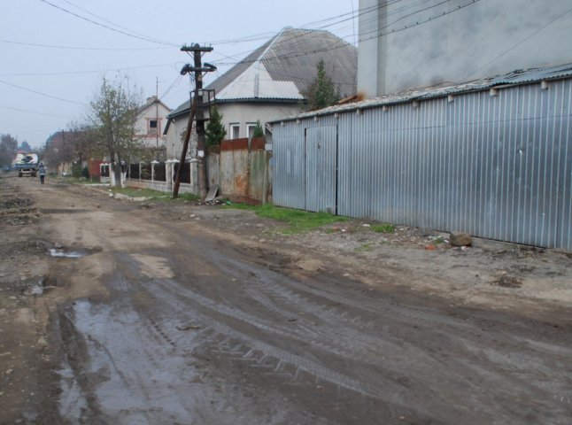 Після реконструкції водопроводу іршавчани ремонтують вуличну дорогу (ФОТО)