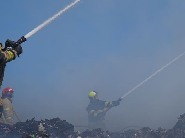 Названо ймовірну причину пожежі на сміттєзвалищі під Ужгородом