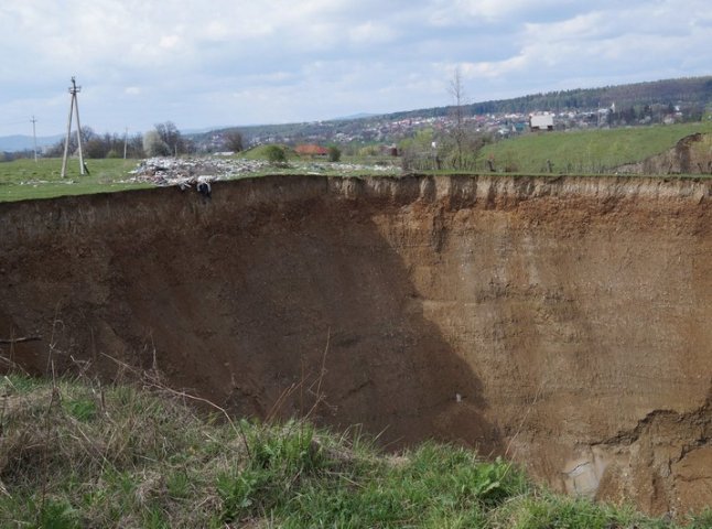 Влада Закарпаття просить від Кабміну 23 мільйони гривень на вирішення проблеми із провалами землі у Солотвині