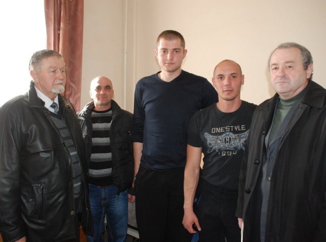 Іршавчани завітали до Мукачівського військового шпиталю, щоб провідати поранених земляків