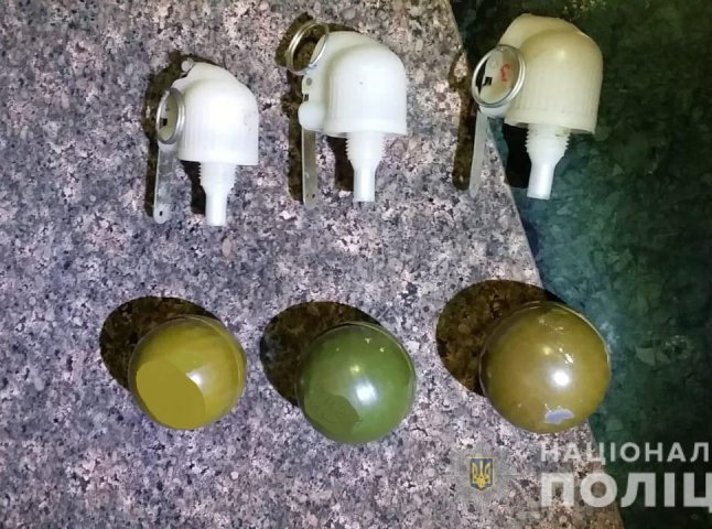 В Ужгороді евакуювали людей із вокзалу через знайдені тут предмети, схожі на бойові гранати