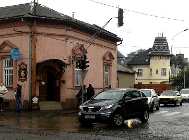 У центрі Берегова на головному перехресті утворилась "водойма"