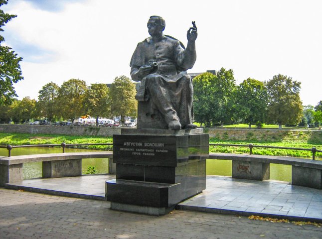 Мешканців та гостей Ужгорода запрошують на екскурсію пам’ятниками міста