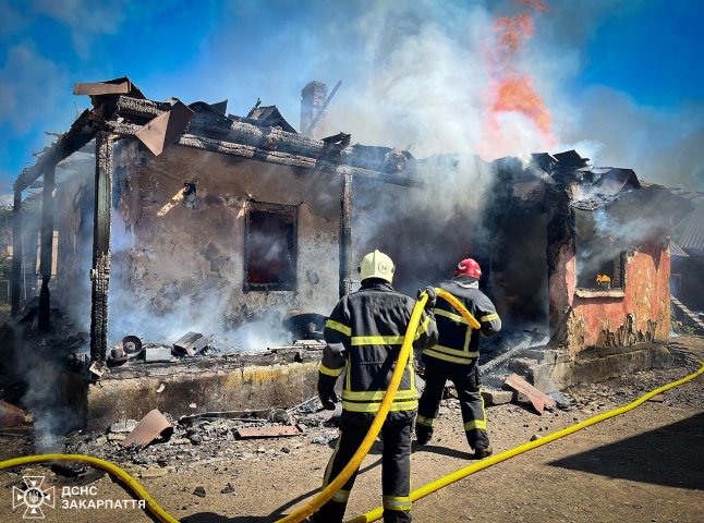 Рятували всією громадою: на Хустщині сталася пожежа