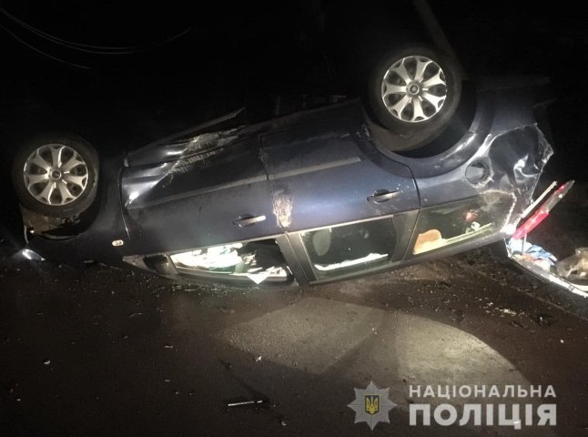 На Мукачівщині сталася ДТП: авто перекинулося на дах