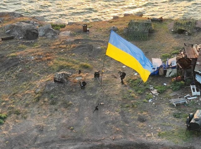 На острові Зміїний підняли прапор України