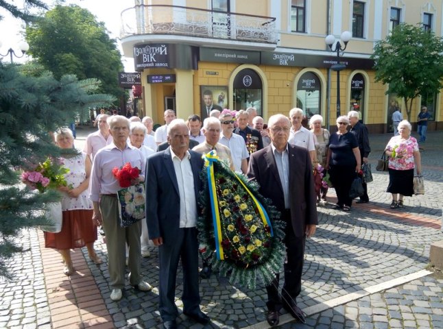 Біля обеліску Слави у центрі Мукачева вшанували пам’ять жертв війни