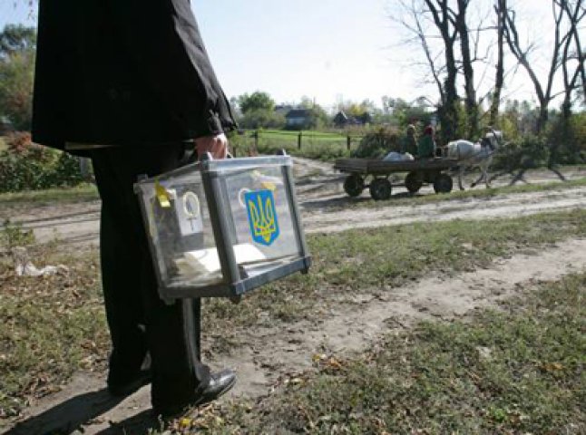 В селі Ільниця та Новоселиця під час голосування на дому виборцям вказували кого "підтримувати" (ВІДЕО)