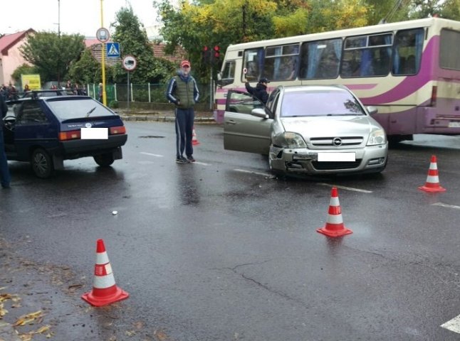 В Ужгороді сталась ДТП за участі трьох автомобілів