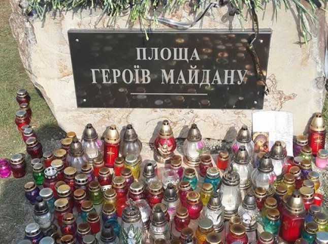 У мікрорайоні Росвигово на площі Героїв Майдану освятили меморіальний знак загиблим Героям України (ФОТО)