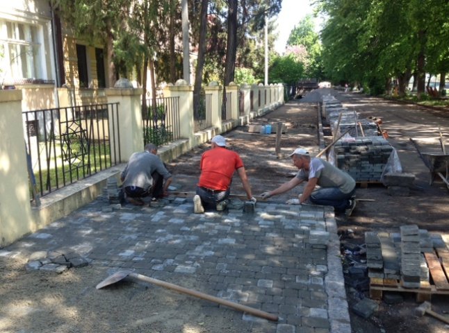 На набережній Незалежності в Ужгороді викладають бруківку