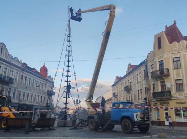 В Ужгороді встановлюють 18-метрову штучну ялинку