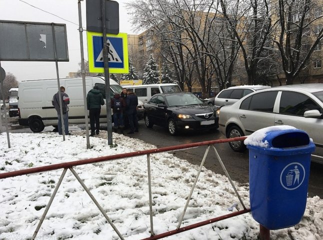 В Ужгороді мікроавтобус зіткнувся з легковиком