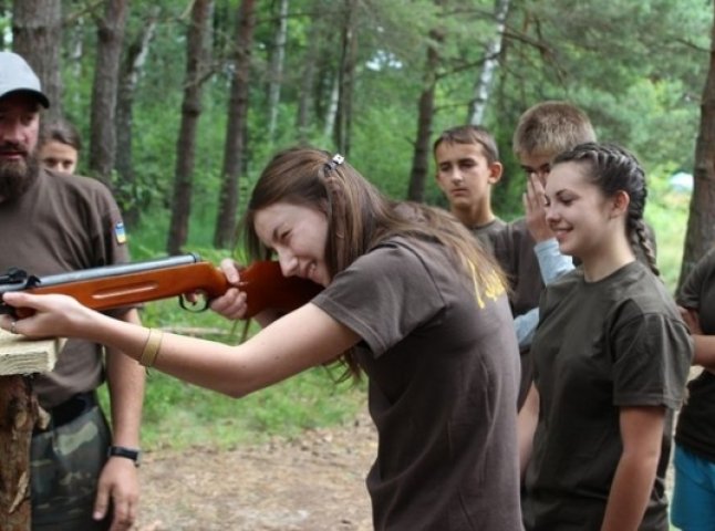 Закарпатські дівчата беруть в руки зброю і вчаться воювати (ВІДЕО)
