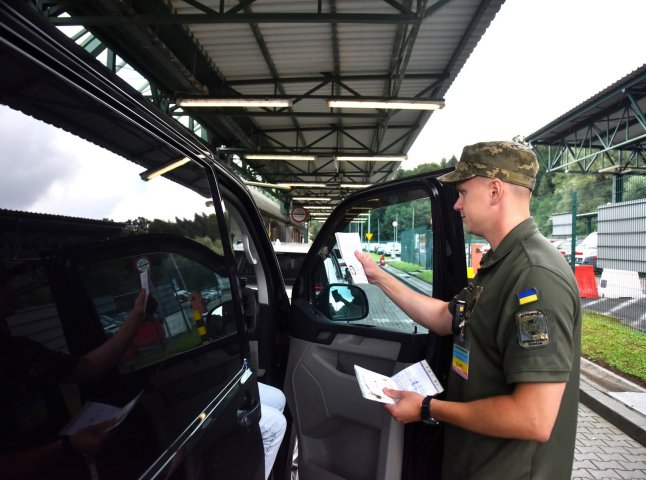 Виїзд за кордон: для українців хочуть запровадити зміни Виїзд за кордон: для українців хочуть запровадити зміни