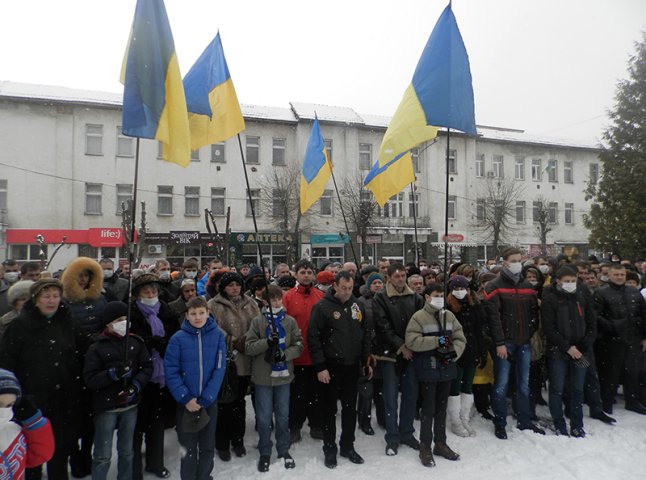 У Хусті декілька сотень людей вийшли на мітинг у підтримку київського Майдану