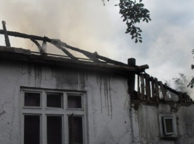 Пожежу у літній кухні одного із дворогосподарств гасили всім селом