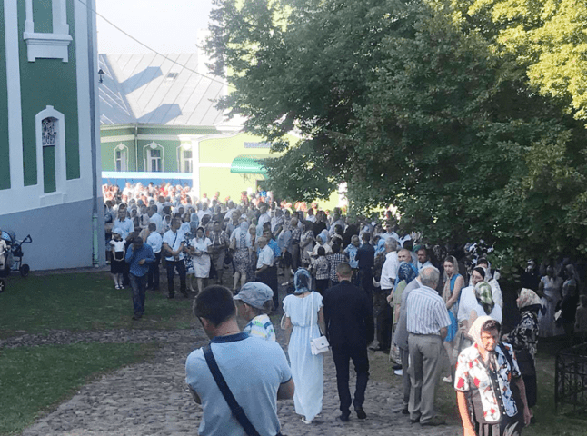 Сотні вірників з’їхались до мукачівського монастиря на святкову Літургію