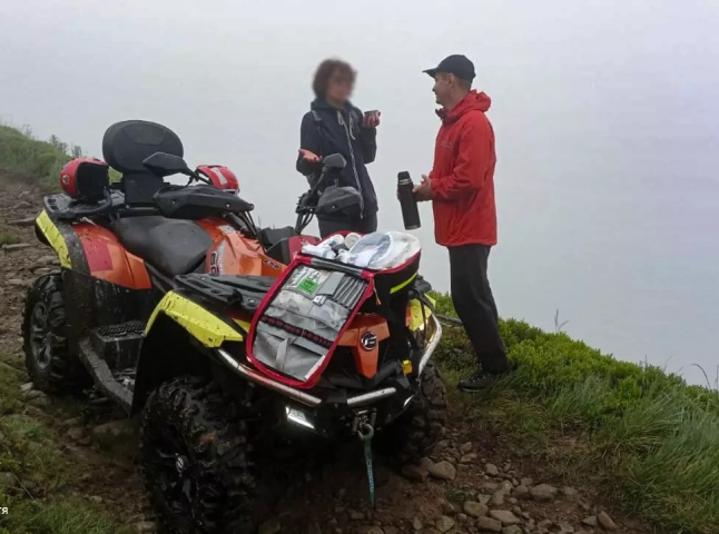 Рятувальники знайшли та надали допомогу туристці, яка заблукала в горах Закарпаття