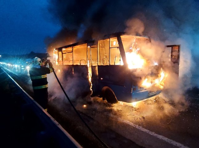 Постраждалих немає: рятувальники розповіли про пожежу в автобусі