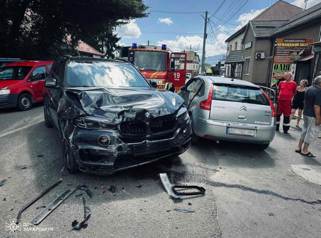 На Тячівщині зіткнулись два автомобілі. Постраждала жінка На Тячівщині зіткнулись два автомобілі. Постраждала жінка