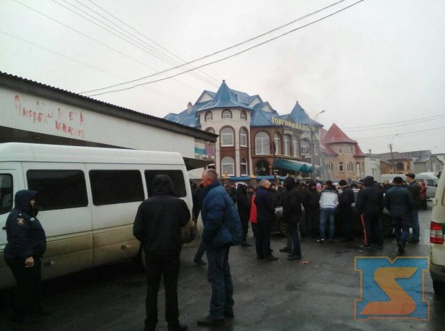 У Нижній Апші місцеві продовжують блокувати дорогу "Мукачево-Рогатин"
