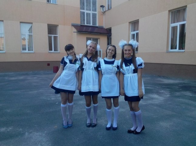 Шкільний фотоальбом: як учні Мукачева 1 Вересня відзначали (ФОТОРЕПОРТАЖ)