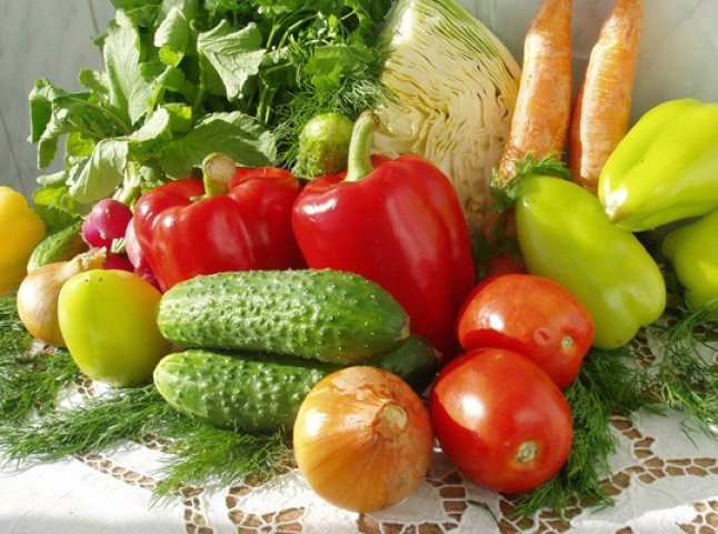 Закарпатці все більше купують ранні овочі (ВІДЕО)