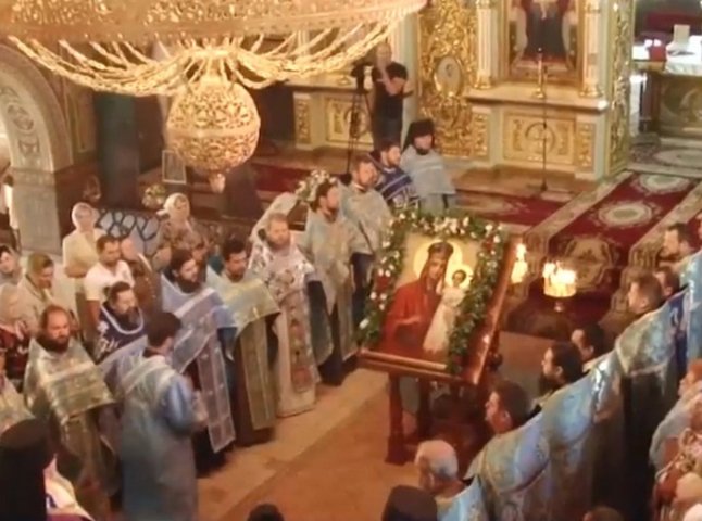 Тисячі вірників приклонились до унікальної чудотворної ікони, яку вперше привезли до Мукачева