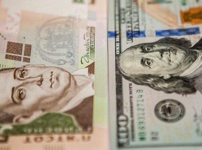 Долар і євро здешевшали у курсах валют НБУ