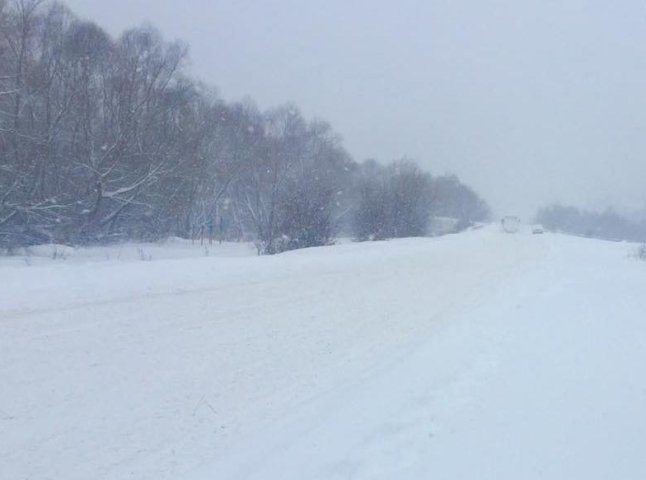 Через снігопад Абранський та Латірський перевали, що на трасі "Київ-Чоп", не проїзні