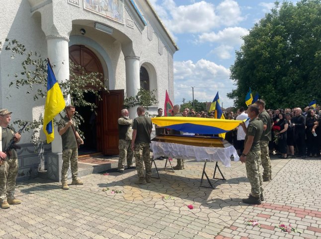 На Мукачівщині провели в останню путь полеглого Героя На Мукачівщині провели в останню путь полеглого Героя