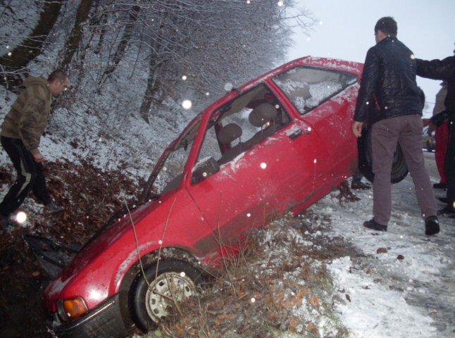 Мокрий сніг та вибоїна на дорозі стали причиною ДТП на Перечинщині
