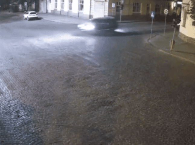 В Ужгороді камера зняла, як авто влетіло у бетонне огородження, а водій утік