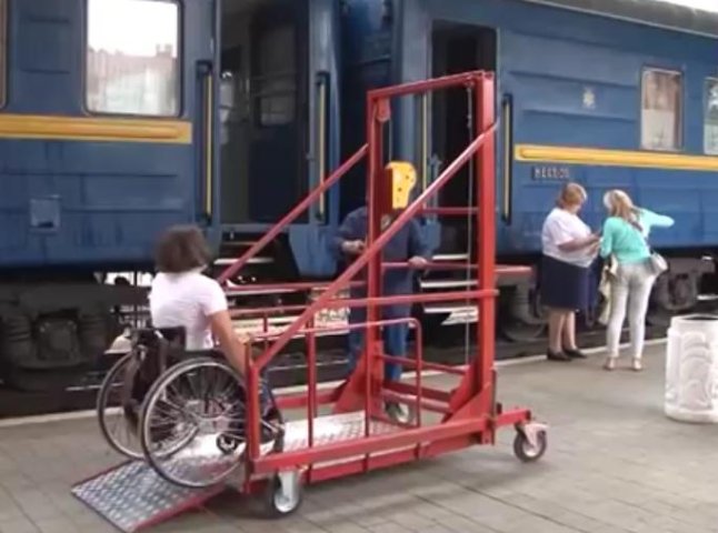 В Ужгородському залізничному вокзалі з’явився підйомник для інвалідних візків