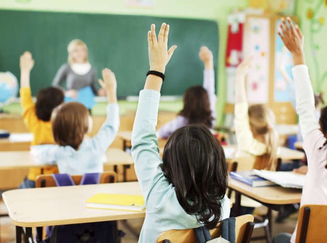 Угорщина планує наступного тижня відновити навчання в школах