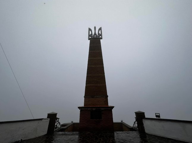У замку Паланок в Мукачеві встановили тризуб: як він виглядає