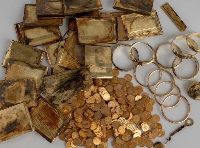 Туристи у лісі натрапили на скарб: скільки відсотків вони отримають від вартості золота та цінностей