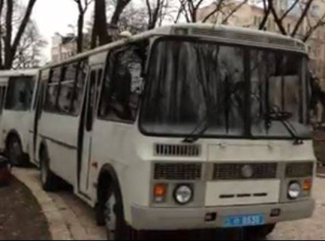 Частина автобусів спецпризначенців та внутрішніх військ прорватись крізь оточення людей і виїхати на Київ (ВІДЕО)