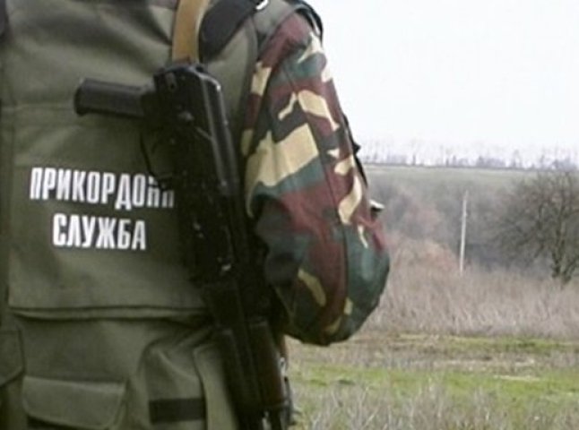 На Воловеччині закарпатські прикордонники затримали українця який віз нелегалів