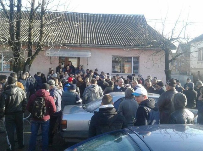 У Виноградівському районі триває акція протесту: люди вимагають побачити машину з гравієм