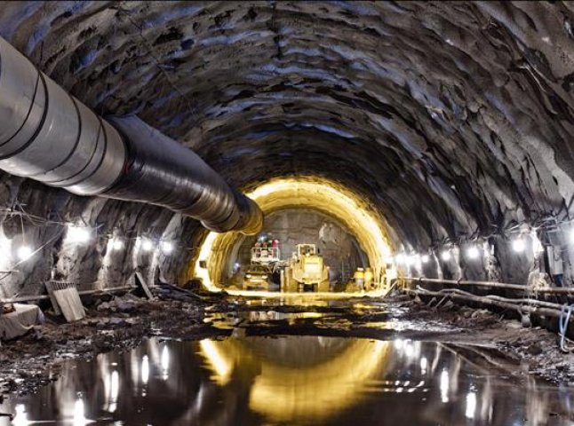 Новий Бескидський тунель, який сполучить Закарпаття із Львівською областю, вже сягає більше кілометра вглиб гір