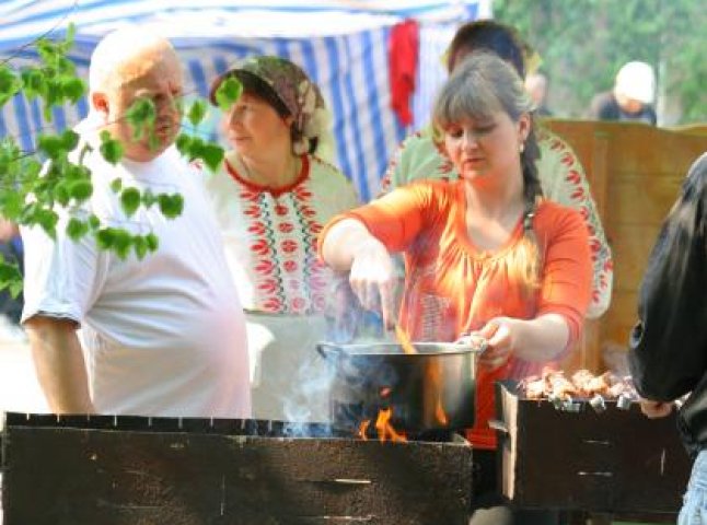 У Ракошині цими вихідними фестивалили та прославляли шкварку